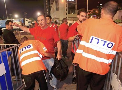 אוהדי הפועל בכניסה. מי שהגיע - הרוויח (אלן שיבר)