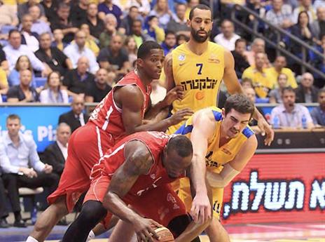 משחק ענק של האדומים. (צילום: אלן שיבר)