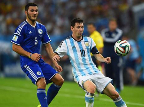 גם הוא בחוץ. קולסינאץ' נאבק עם מסי (gettyimages)