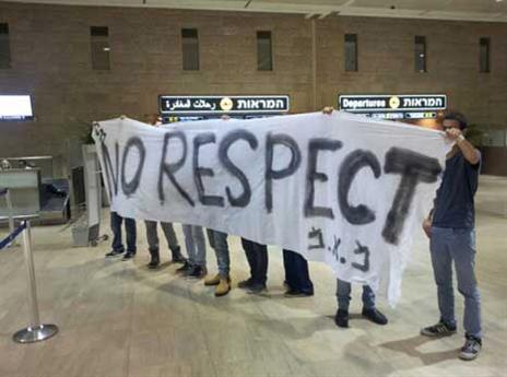 השלט שחיכה לשחקני מכבי בנתב"ג