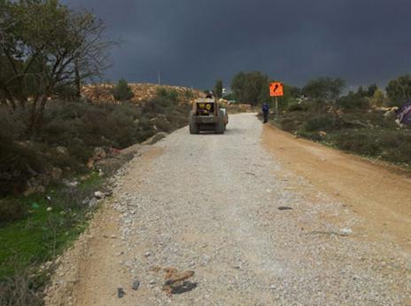 סלילת הכביש. עובדים גם בגשם