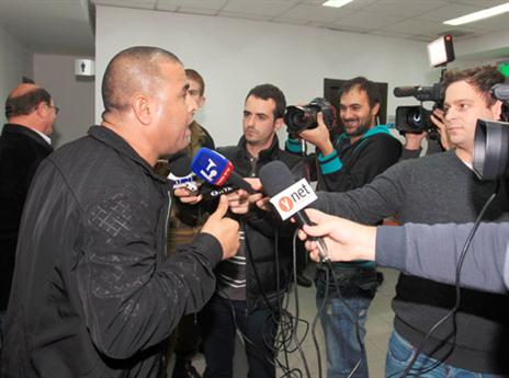 חם בבית הדין עם אבו סובחי (אלן שיבר)