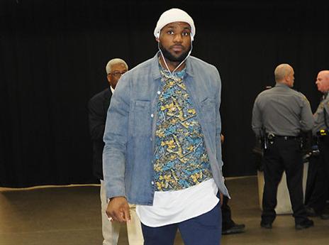 כך נראה לברון לפני המשחק (GETTYIMAGES)