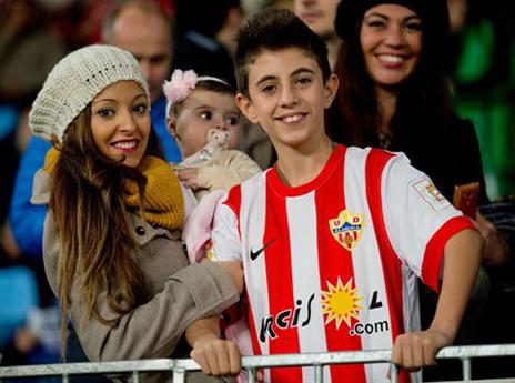 נשים וילדים ביציעים (GETTYIMAGES)