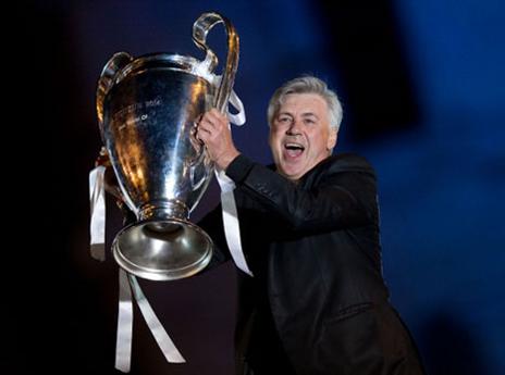 אנצ'לוטי, הכדור בידיים שלו (gettyimages)