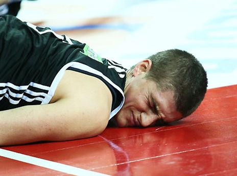 על הרצפה. אדם אריאל (צילום: דני מרון)