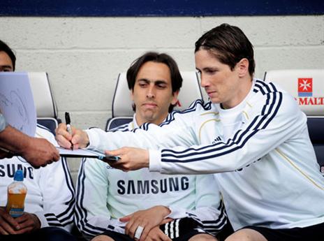 או על הספסל (getty)