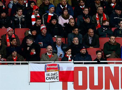המחווה של אוהדי ארסנל לנפגעים בצרפת (gettyimages)