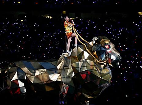 הקבוצות פינו את המגרש לטובת קייטי פרי, שנכנסה רכובה על סוג של נמר