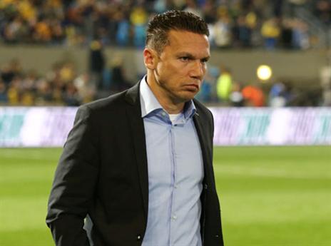 השחקנים מאחוריו. בכר (אלן שיבר)