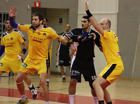 שחקני מכבי ת"א מרימים ידיים? (עמוד הפייסבוק של מכבי ת"א)