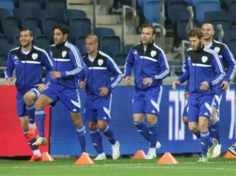 הנבחרת באימון הראשון בסמי עופר (יוסי שקל)