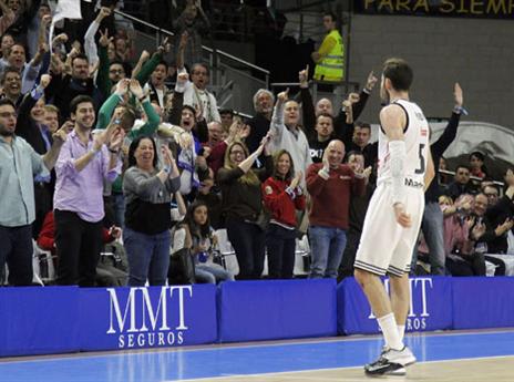 רודי חוגג עם הקהל ברבע הראשון (gettyimages)