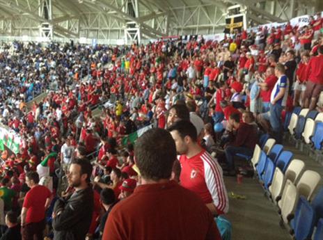 האוהדים ביציע. מתכננים כבר את הנסיעה לצרפת (אלן שיבר)