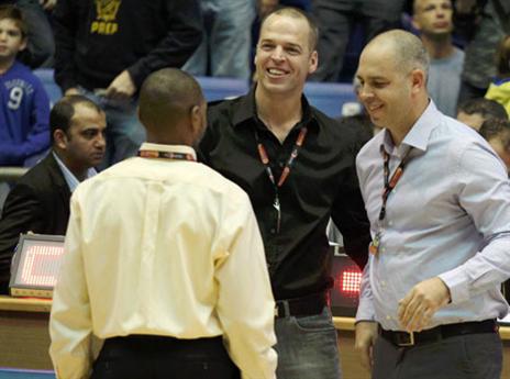 עם אחיו, גור שלף (אלן שיבר)