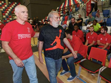 שימי ריגר, מאמן הפועל ת"א לשעבר ופרשן ערוץ הספורט (אלן שיבר)