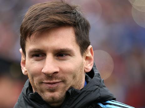 עדיין בחוץ. מסי צופה מהצד (gettyimages)