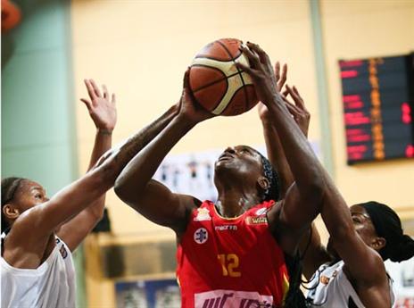 טיפאני ג'קסון חופרת (עודד קרני)