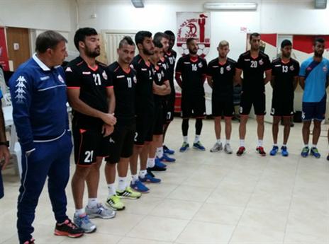 שחקני ב"ש עומדים בדקת דומיה