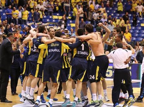 שחקני פנרבחצ'ה חוגגים עלייה לפיינל פור (אלן שיבר)