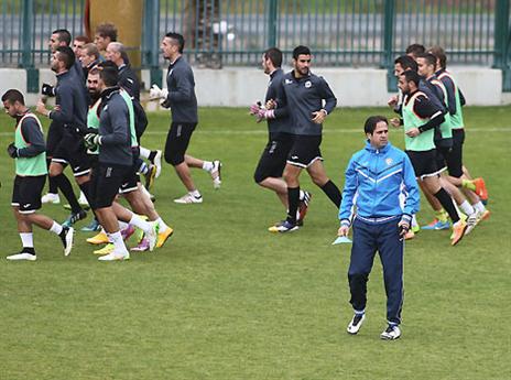 עם השחקנים באימון הבכורה. שם החל הקאמבק (אלן שיבר)