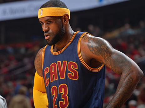 ג'יימס. "אולי אפסיק לזרוק לשלוש" (getty)