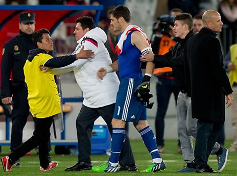 חתול שחור עבר בין השוער לאוהדיו (getty)