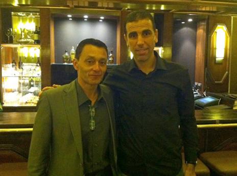 פגישה ראשונה. מנדיונדו ובאדיר (צילום: הפועל ת"א, האתר הרשמי)