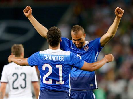 צ'נדלר וברוקס חוגגים ניצחון אדיר (Getty)