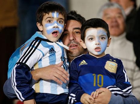 ככה מגדלים אוהדים מגיל צעיר (gettyimages)