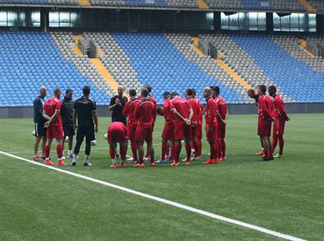 שחקני הפועל במגרש באסטנה. מכבי תרצה להגיע לשם? (האתר הרשמי)