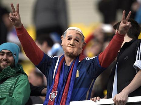 גם האפיפיור תומך (AFP)