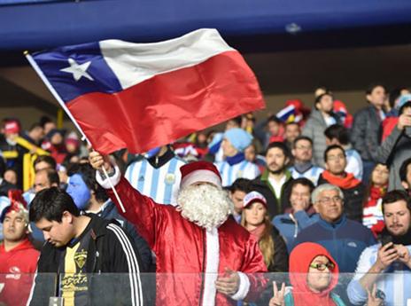 גם סנטה התגייס לעזרתם (AFP)