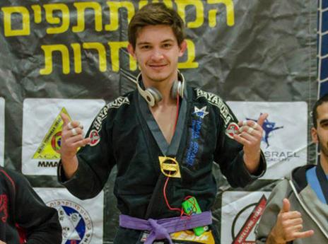 וזוכה בתארים