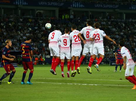 בפעם הראשונה: מסי כבש 2 כדורים חופשיים במשחק (gettyimages)