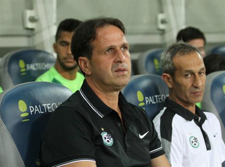 טוען שהוא בונה על בניון. רוני לוי (יוסי שקל)