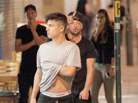 מנסים להתחבא מהפפארצי