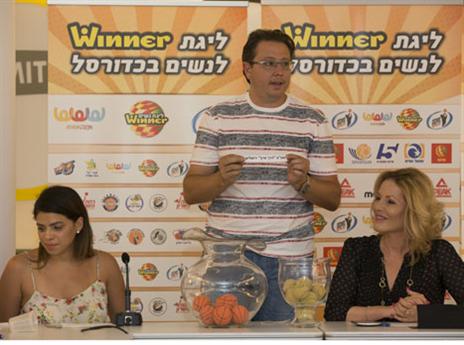 עדן ענבר במהלך ההגרלה (ספי מגריזו, ליגת ווינר נשים)