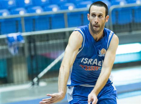 יבזורי. הרבה בידיים שלו (צילום: עודד קרני, איגוד הכדורסל)