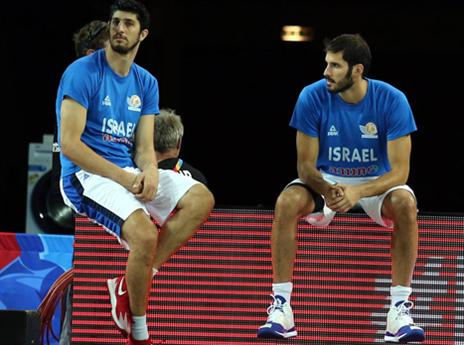 קיבלו מנוחה. כספי ואליהו (אלן שיבר)