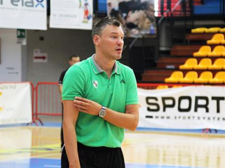 לא ריחם על הפועל ירושלים. שאראס (עוזר מאמן ז'לגיריס)