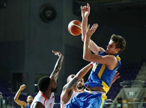 בנדר במאבק על הכדור (אלן שיבר)