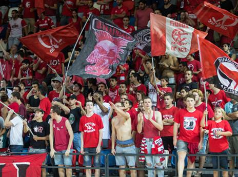 אוהדי הפועל ת"א ביציע (עודד קרני)