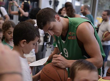 בכרמל מתרגשים לקראת עונה חדשה (צילום: מיכה קיזנר, מכבי חיפה)