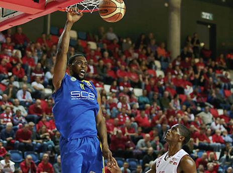 יתעופף מעכשיו בכתום. איוון אסקה במדי אשדוד (אלן שיבר)