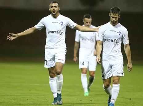 אחמד עבד וק"ש מתוסכלים. מתי יגיע ניצחון? (צילום: אלן שיבר)