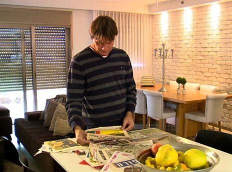 הניצוץ בעיניים כשהוא קורא בעיתון