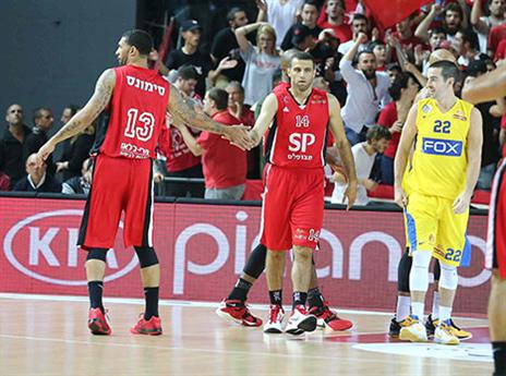 קלע 6 נקודות רצופות ברבע השני. סימונס (אלן שיבר)