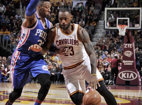 לברון דוהר אל הסל (getty)