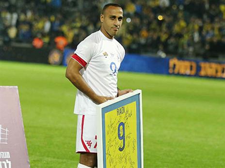 מכבי ת"א לא שכחה את התרומה וערכה טקס מרגש למהארן ראדי (אלן שיבר)